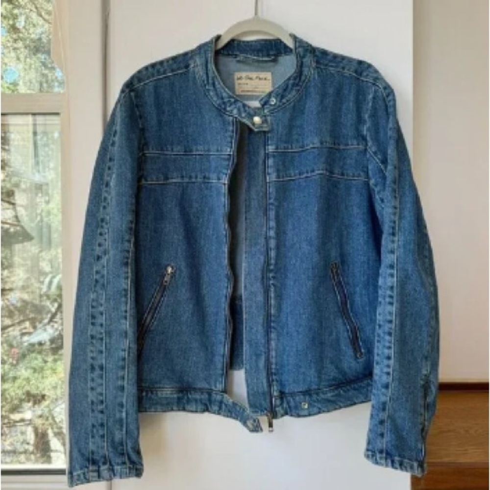 Stylish Blue Denim Jacket with Zippered Pockets